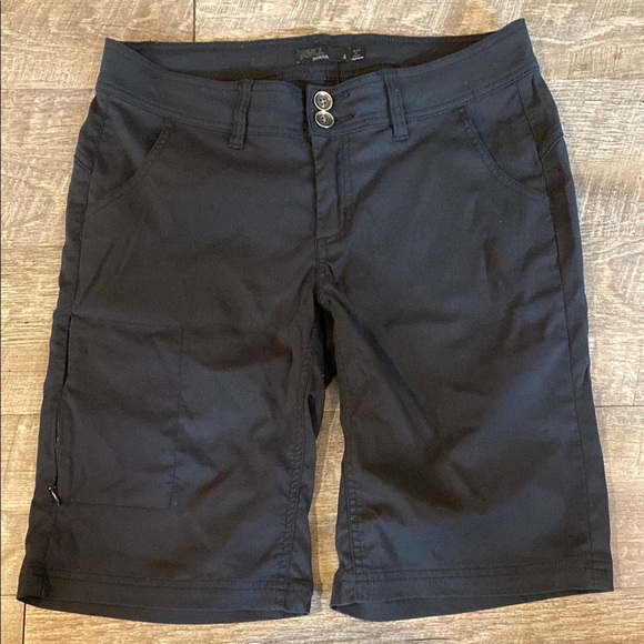 Prana Pants - Black Bermudas with Straight-Cut Leg and Lightweight Fabric

Bin B